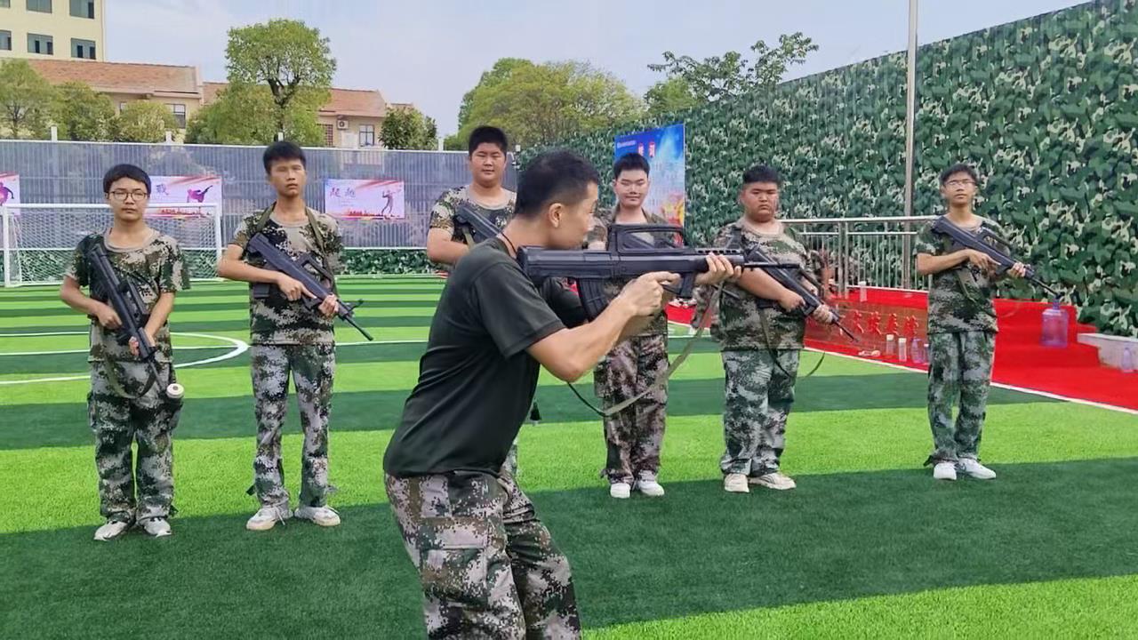 【楚风快讯】以阅兵精神为引，淬炼国防班学员！