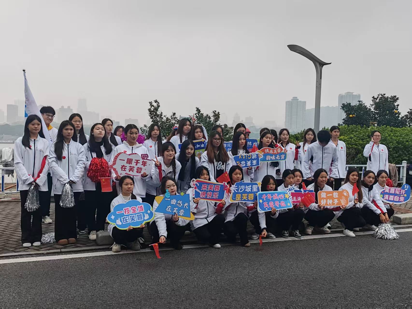 【楚风快讯】青春飞扬·国防同行—国企湖南楚风国防军素集团艺术系大专国防班学员闪耀“2025长沙马拉松”